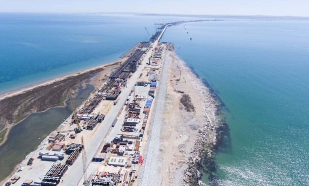 Сооружение опор Крымского моста готово наполовину