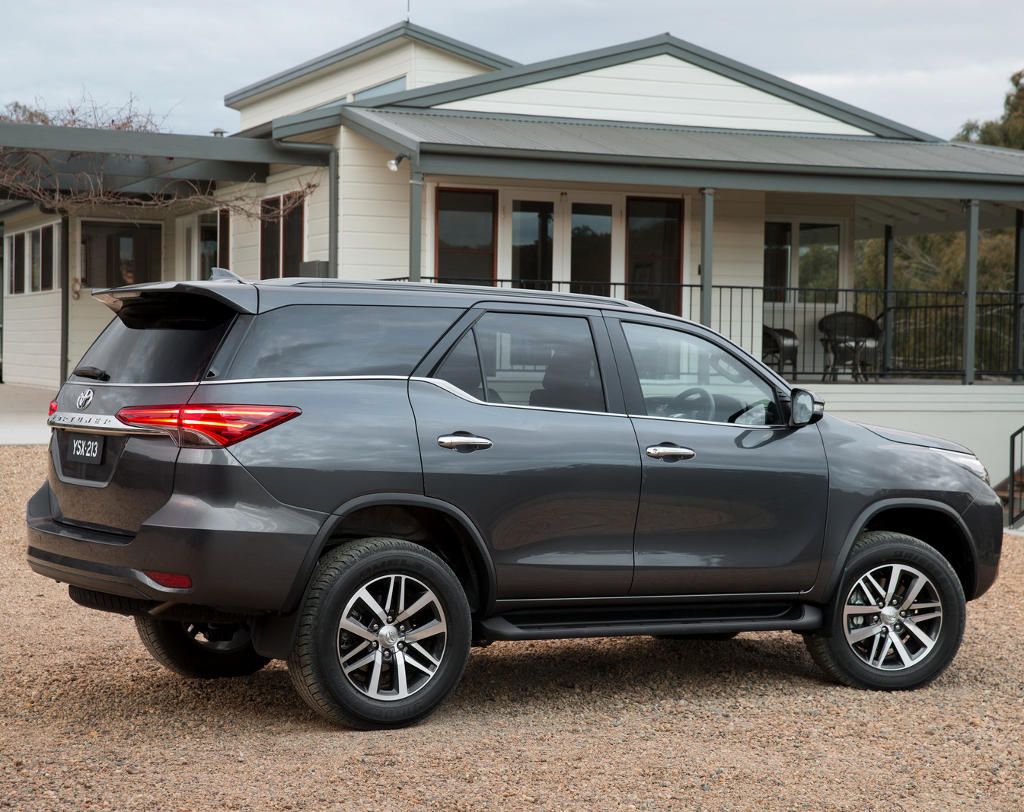 Представлен новый Toyota Fortuner 2016 (фото, цена)