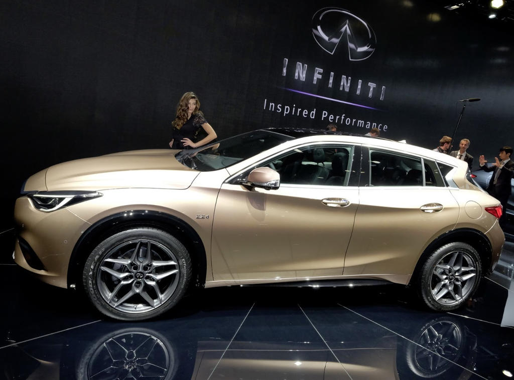 Серийная версия Infiniti Q30 2016 в России (фото, цена)