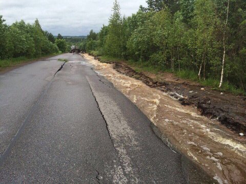 В Новгородской области размыло дорогу Окуловка — Любытино, движение закрыто