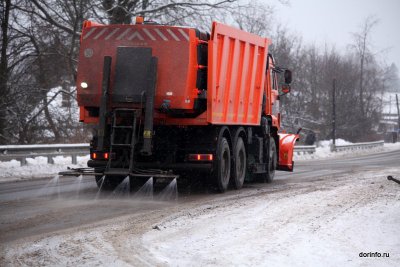 Более 730 единиц спецтехники убирают федеральные и региональные трассы в Ленобласти