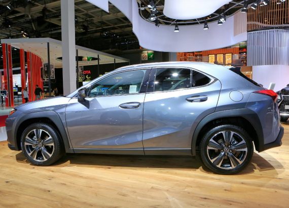 Старт продаж Lexus UX в России (фото, цена, характеристики)