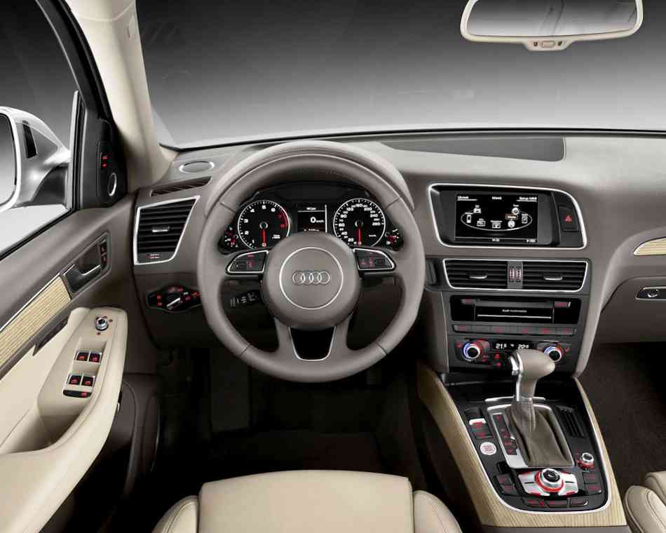 Кроссовер Audi Q5 2013 года