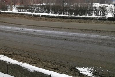 Рядом с Советским мостом в Петрозаводске просело дорожное полотно