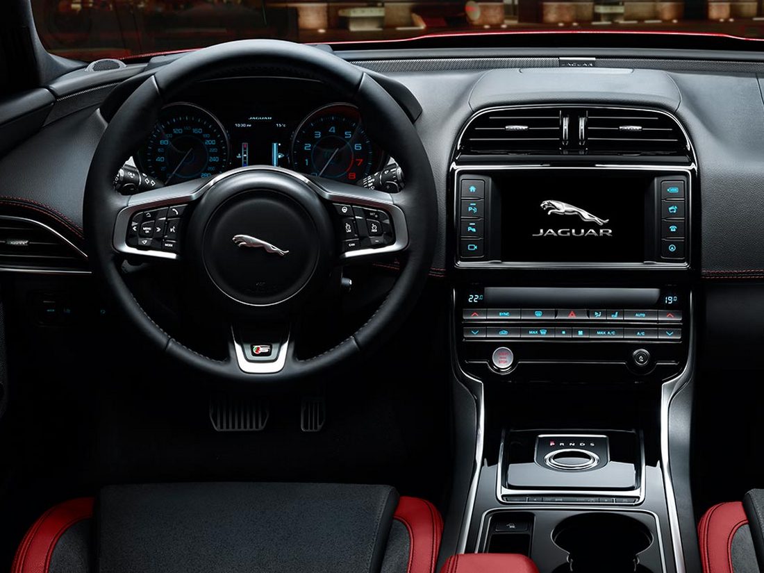 Новый седан Jaguar XE 2015 — 2016 в России (цена, фото)