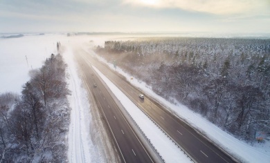 С последствиями снегопада на трассах М-1, М-3, М-4 и М-11 в выходные боролись почти 300 спецмашин