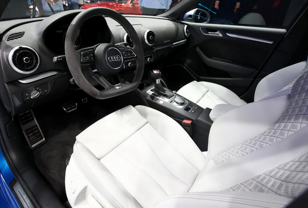 «Заряженный» 400-сильный седан Audi RS3 2017 (цена, фото)