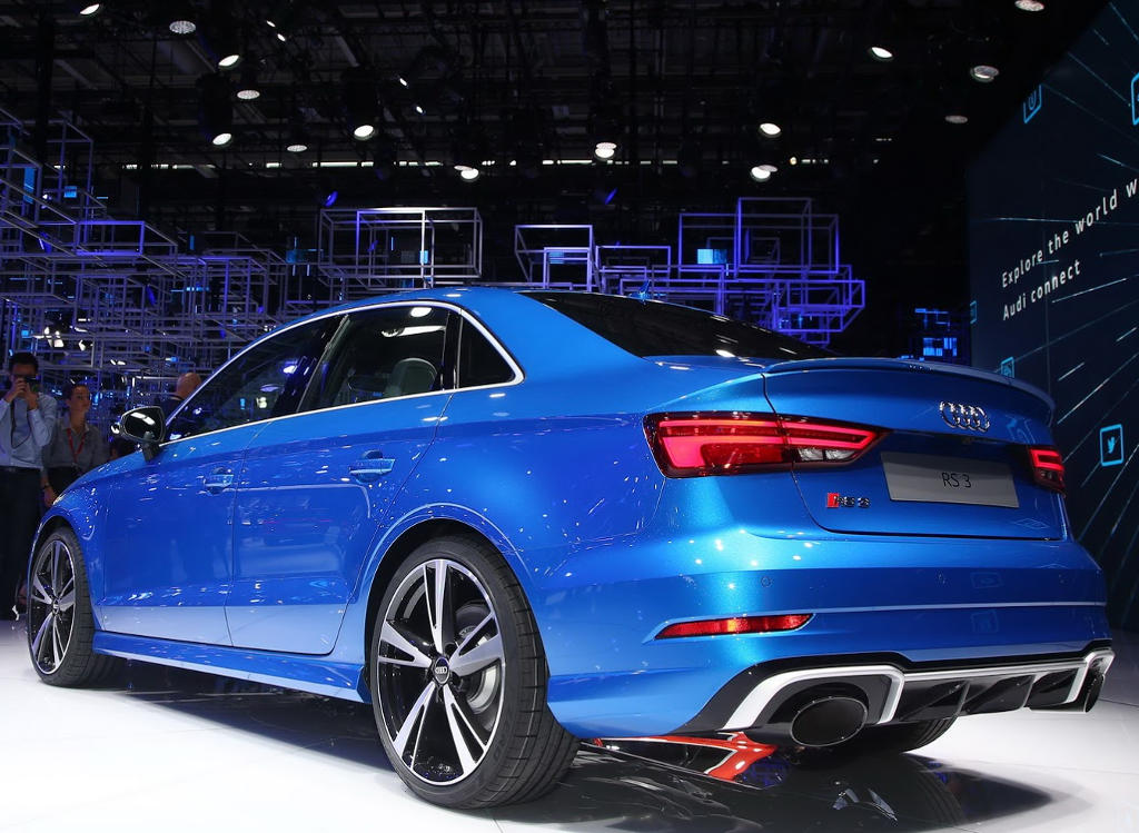 «Заряженный» 400-сильный седан Audi RS3 2017 (цена, фото)