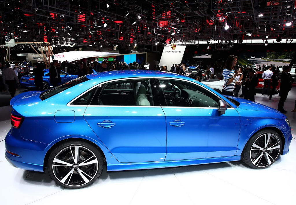 «Заряженный» 400-сильный седан Audi RS3 2017 (цена, фото)