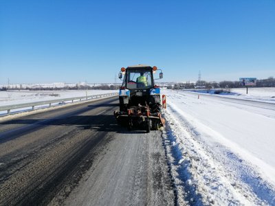 Для обработки трассы Таврида в Крыму за выходные использовали 150 тонн противогололедных материалов