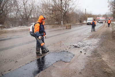 По обращениям местных жителей в Туле проводится ямочный ремонт дорог