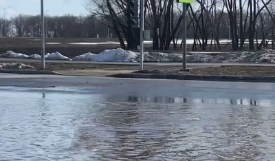 Движение по затопленной улице вблизи нового стадиона в Самаре ограничили