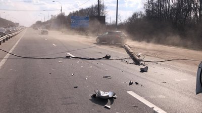 На трассу Р-158 на выезде из Нижнего Новгорода упала опора электросетей: образовалась пробка