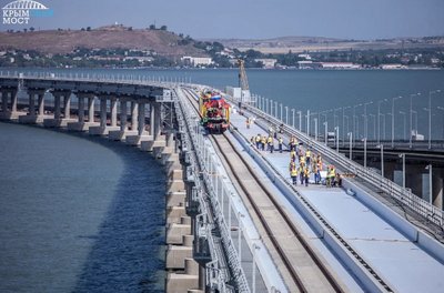 На первом пути ж/д части Крымского моста сомкнули рельсы