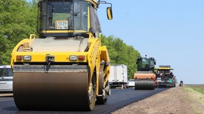 Завершается укладка верхнего слоя покрытия на трассе Чистополь - Нижнекамск в Татарстане