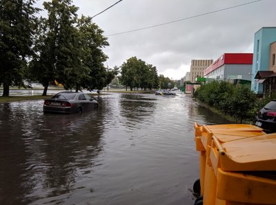 Водоканал ликвидирует последствия локальных подтоплении улиц Петербурга после дождей