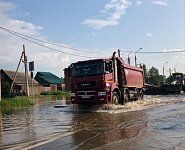 Дорожники проводят отсыпку у мостов на трассе Р-255 Сибирь в Нижнеудинске для предотвращения размывов
