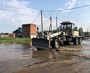 Дорожники проводят отсыпку у мостов на трассе Р-255 Сибирь в Нижнеудинске для предотвращения размывов