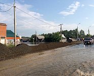 Дорожники проводят отсыпку у мостов на трассе Р-255 Сибирь в Нижнеудинске для предотвращения размывов