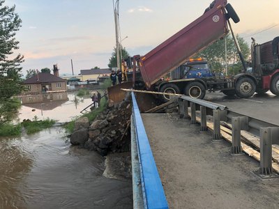 Дорожники проводят отсыпку у мостов на трассе Р-255 Сибирь в Нижнеудинске для предотвращения размывов