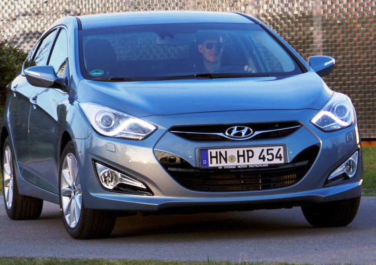 Цена седана Hyundai i40 2012 в новой комплектации Base