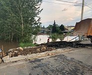 Дорожники проводят отсыпку у мостов на трассе Р-255 Сибирь в Нижнеудинске для предотвращения размывов