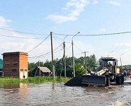 Дорожники проводят отсыпку у мостов на трассе Р-255 Сибирь в Нижнеудинске для предотвращения размывов