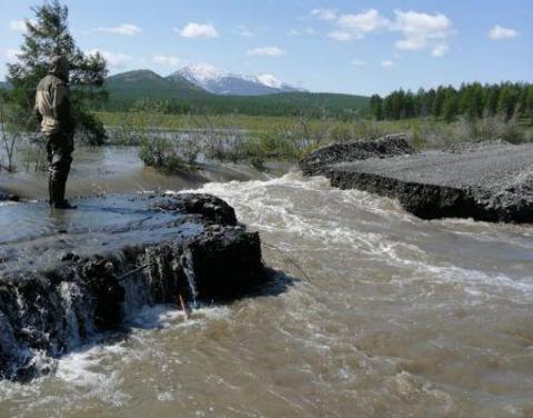 Движение перекрыто на участке трассы Оймякон в Якутии из-за переливов