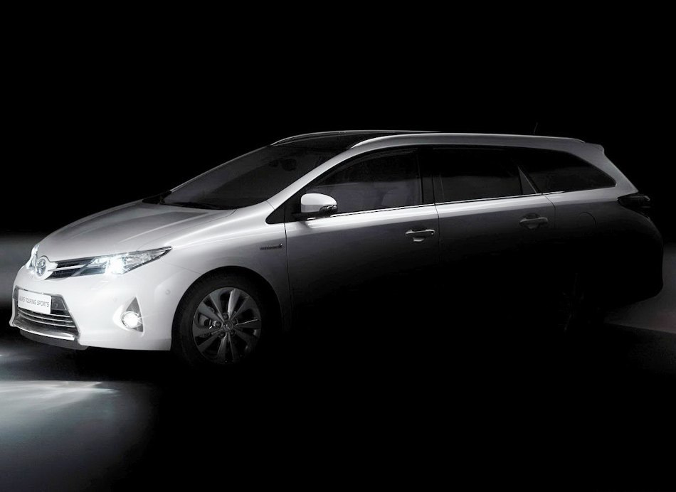 Универсал Toyota Auris Tourer 2013: фото, характеристики