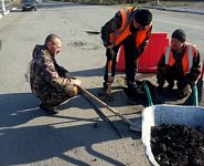 В селе под Курганом чиновники не нашли подрядчика и сами отремонтировали дорогу