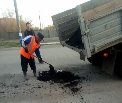 В селе под Курганом чиновники не нашли подрядчика и сами отремонтировали дорогу