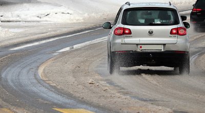 Дорожники помогли 12 автомобилистам на трассах в Челябинской и Курганской областях