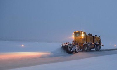 На дорогах в Ленобласти круглосуточно работает 400 единиц спецтехники