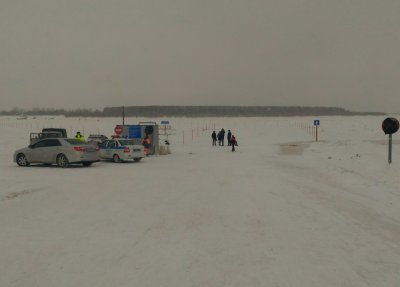 Ледовая переправа открыта для движения машин в селе Уват в Тюменской области