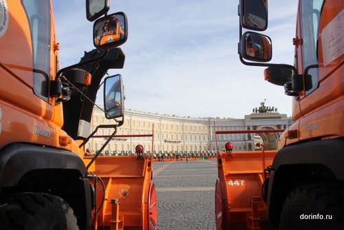 Во время сильных снегопадов в Петербурге привлекут дополнительную уборочную технику