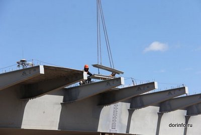 Левую часть моста на ЦКАД-4 около Бронниц в Подмосковье надвинули на 133 метра