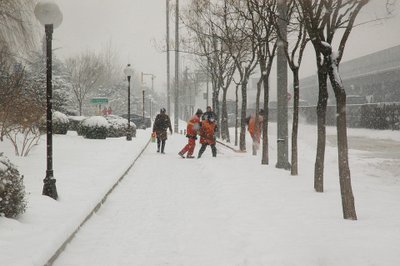 В снегопад на дороги Перми выведут 100 единиц спецтехники