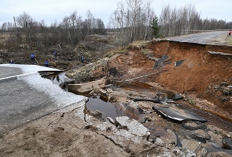 Размытую дождями дорогу на подъезде к Гирино в Тверской области восстановили