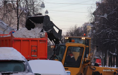 За минувшие сутки с дорог Омска вывезли более 11 тыс. кубометров снега
