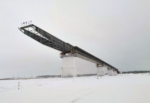 Строители завершили четвертый этап надвижки пролета моста через реку Пур на Ямале