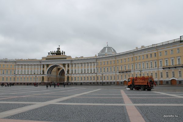 Дворцовую площадь в Петербурге помыли с шампунем