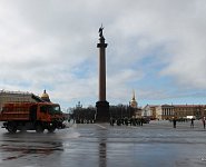 Дворцовую площадь в Петербурге помыли с шампунем