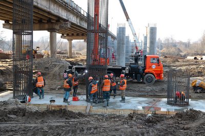 Рабочие начали устройство ригелей на Литейном мосту в Брянске