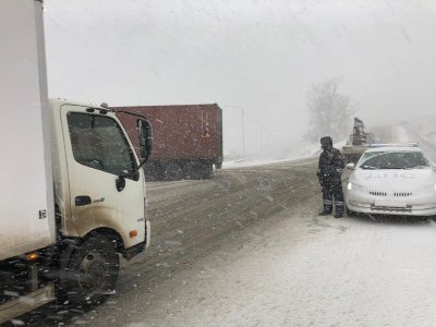 Из-за обрушившегося циклона во Владивостоке ввели ряд ограничений на дорогах