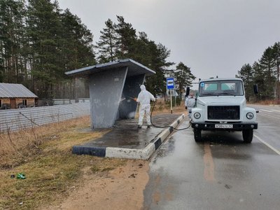 Дорожники дезинфицируют остановочные павильоны на региональных трассах в Ленобласти