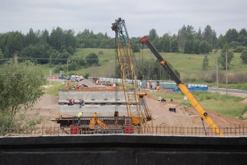 Строители возводят опоры моста через реку Шелонь в Псковской области